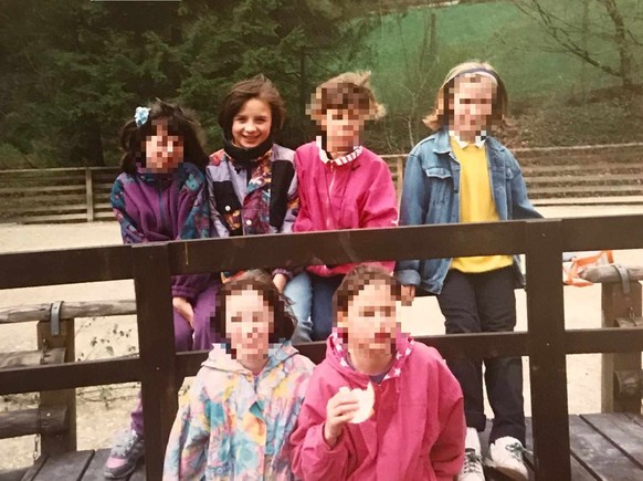 1994: watson-Reporterin, Dafina Eshrefi (hintere Reihe, 2. von links), als Viertklässlerin mit ihren Schulfreundinnen im Zürcher Zoo.