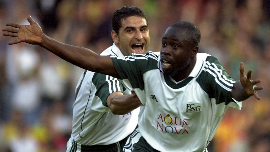 St. Gallen&#039;s Charles Amoah, rechts, freut sich am Mittwoch, 9. August 2000, im Champions League Qualifikationsspiel gegen Galatasaray Istanbul in Zuerich gemeinsam mit Ionel Gane ueber seinen Fue ...