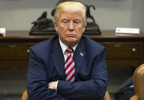 epa06300179 US President Donald J. Trump attends a meeting on tax policy with business leaders in the Roosevelt Room at the White House in Washington, DC, USA, 31 October 2017. EPA/MICHAEL REYNOLDS