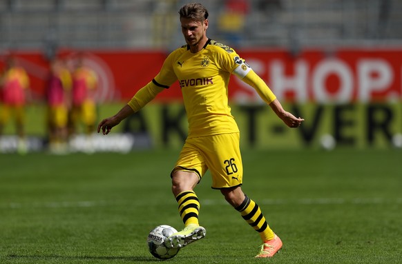 epa08483931 Lukasz Piszczek of Dortmund runs with the ball during the Bundesliga match between Fortuna Duesseldorf and Borussia Dortmund at Merkur Spiel-Arena in Duesseldorf, Germany, 13 June 2020. EP ...