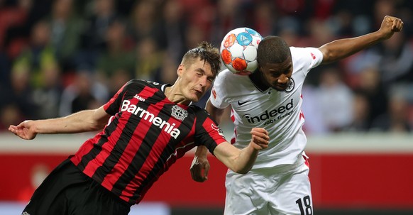 epa09923146 Leverkusen&#039;s Patrik Schick (L) in action against Frankfurt&#039;s Almamy Toure (R) during the German Bundesliga soccer match between Bayer 04 Leverkusen and Eintracht Frankfurt in Lev ...