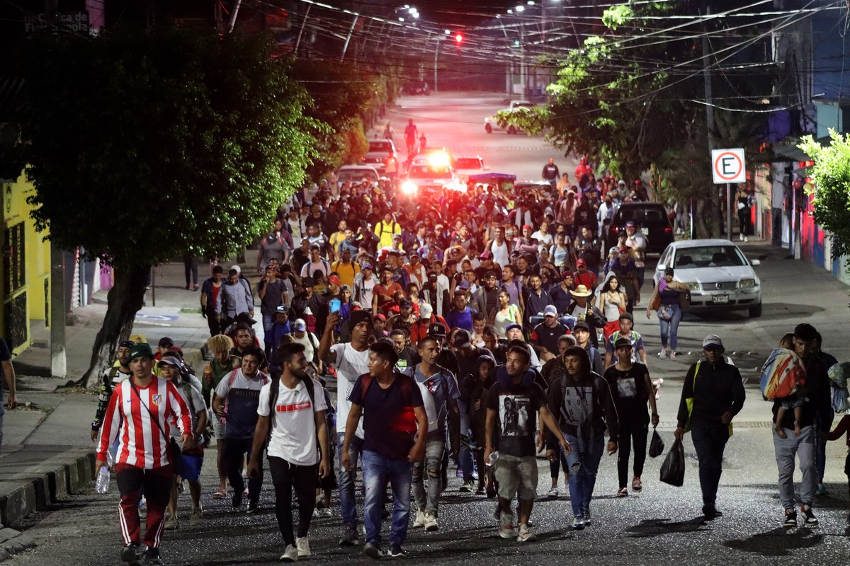 epa10503233 Migrants leave in a caravan for the United States, in the city of Tapachula, Chiapas state, Mexico, early 04 March 2023. Without money, without papers and with the threat that they could b ...