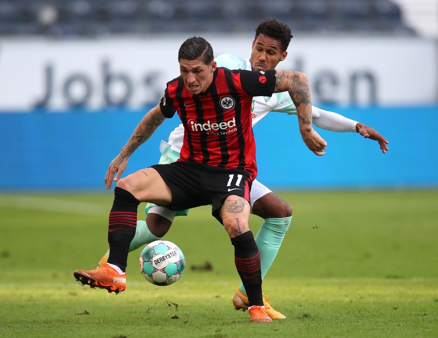 epa08788866 Steven� Zuber (front) of Eintracht Frankfurt battles for possession with Theodor Gebre Selassie of Werder Bremen during the German Bundesliga match between Eintracht Frankfurt and SV Werde ...