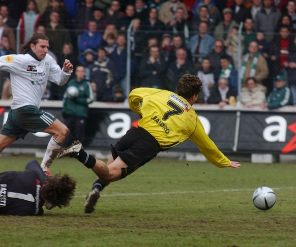 Leandro, rechts, von den Young Boys, wird gefoult von Goalie Stefano Razzetti, links am Boden, von St. Gallen, waehrend Marc Zellweger, hinten, von St. Gallen, heranstuermt, im Fussballspiel FC St. Ga ...