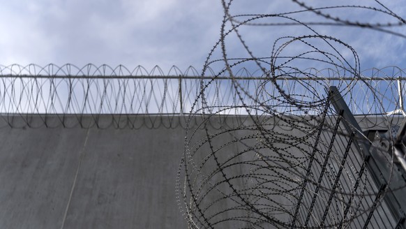 Stacheldraht am Erweiterungsbau Baesslergut II in Basel am Donnerstag, 18. Dezember 2019. Der Kanton Basel-Stadt hat mit dem Neubau 78 Plaetze fuer Strafvollzug-Inhaftierte geschaffen. (KEYSTONE/Georg ...