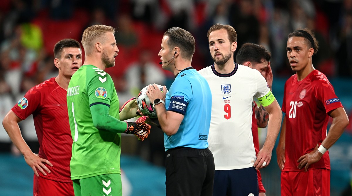 epa09330376 Denmark's goalkeeper Kasper Schmeichel (2-L) argues with Dutch referee Danny Makkelie (C) during the UEFA EURO 2020 semi final between England and Denmark in London, Britain, 07 July  ...