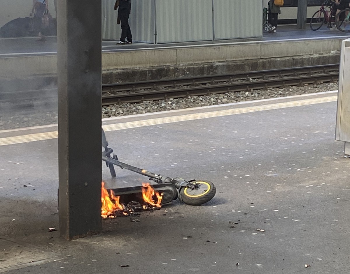 Insolite: une trottinette électrique a pris feu en gare de Lausanne, sur la voie 5, vers 10h30 samedi. Les causes de l'incident restent pour l'heure un mystère.