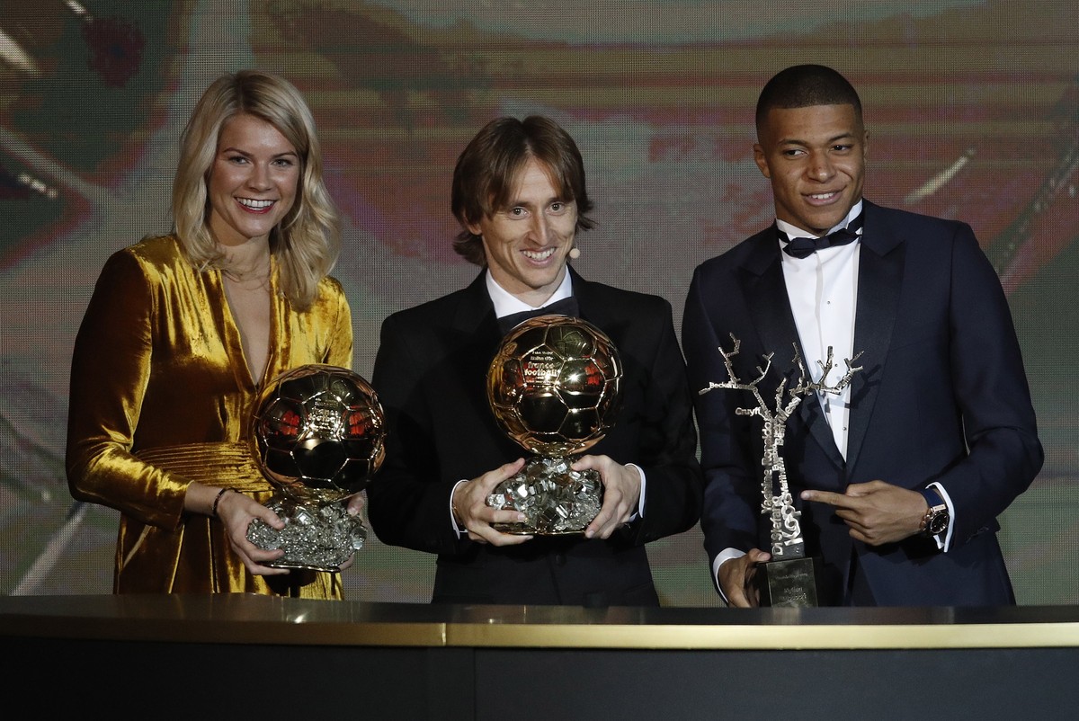 epaselect epa07206921 (L-R) Olympique Lyonnais' Ada Hegerberg, Real Madrid's Luka Modric and Paris St Germain's Kylian Mbappe holds their 'Ballon d'Or' (Golden ball) trop ...
