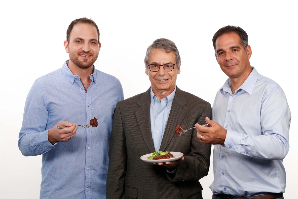 De gauche à droite : Omri Schanin, PDG adjoint, Danny Ayalon, membre du conseil d'administration, et Sharon Fima, PDG et directrice technique, de MeaTech. Shlomi Arbiv/MeaTech 3D Ltd.