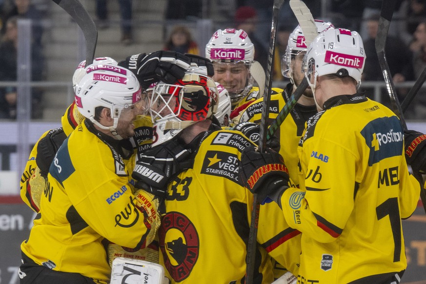 Berns Spieler feiern ihren Sieg im Spiel der Eishockey National League zwischen EHC Biel-Bienne, EHCB, und SC Bern, SCB, vom Samstag, 10. Januar 2026 in Tissot Arena in Biel. (KEYSTONE/Peter Schneider ...