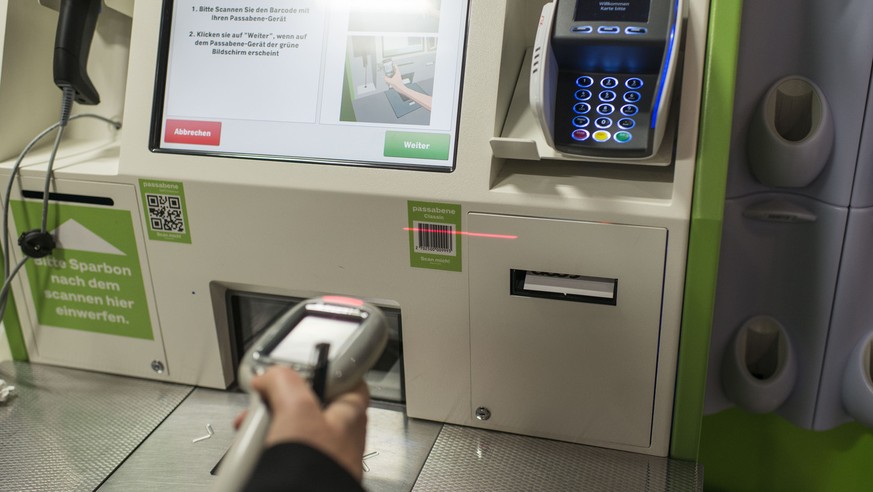 Passabene, a new shopping system for practical grocery shopping at Coop Sihlcity in Zurich, pictured on January 29, 2015. The customer scans with a hand scanner the requested goods by himself.(KEYSTON ...