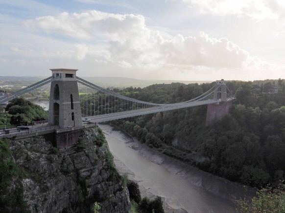 Clifton-H�ngebr�cke �ber die Avon-Schlucht und den Fluss Avon, entworfen von Brunel und fertiggestellt 1864 in Bristol, Vereinigtes K�nigreich *** Clifton Suspension Bridge via the Avon Gorge and the  ...