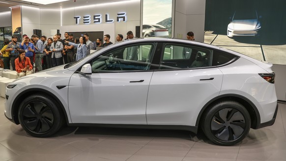 epa12238895 A Tesla Model Y car on display inside a newly inaugurated Tesla car showroom in Mumbai, India, 15 July 2025. The US car manufacturing company Tesla has opened its first showroom in the cou ...