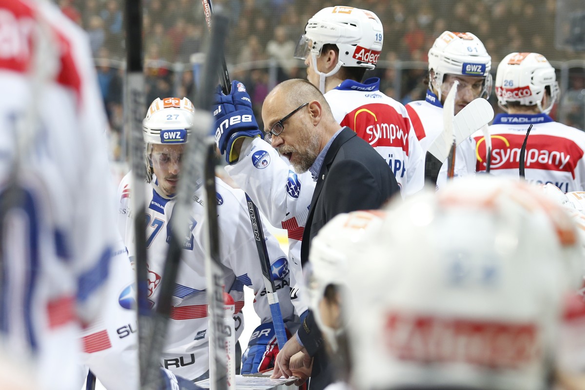 Zuerichs Trainer Hans Kossmann gibt seinen Spielern waehrend einem Timeout Anweisungen, im fuenften Eishockey Playoff-Halbfinalspiel der National League zwischen dem SC Bern und den ZSC Lions, am Donn ...