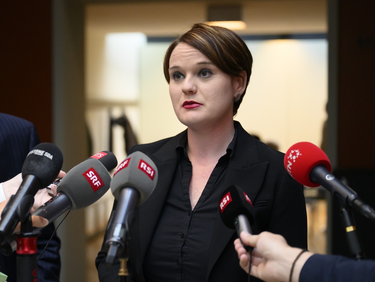 Nationalraetin Sarah Wyss, SP-BS, rechts, spricht an der Seite von Nationalrat Michel Matter, GLP-GE, links, an der Medienkonferenz der Finanzkommission des Nationalrats FK-N, am Mittwoch, 8. Juni 202 ...