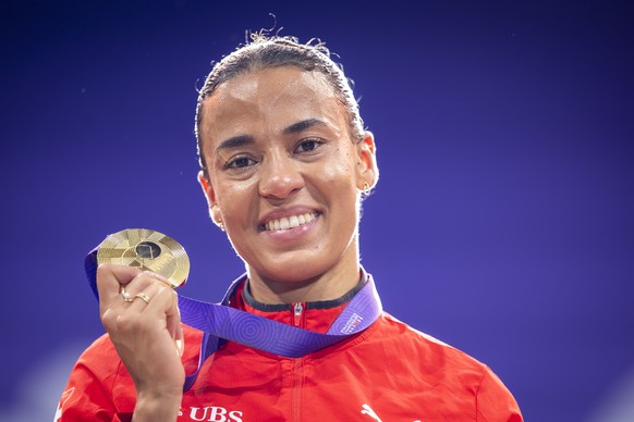 Gold medalist Ditaji Kambundji of Switzerland poses on the podium during the medal ceremony for the women's 100 meters final on day four of the World Athletics Championships Tokyo 2025 at the Nat ...