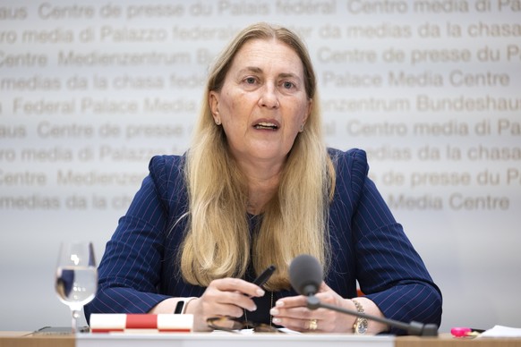 Staatssekretaerin Helene Budliger Artieda, Direktorin des Staatssekretariats fuer Wirtschaft SECO, spricht waehrend einer Medienkonferenz, am Mittwoch, 4. September 2024, in Bern. (KEYSTONE/Peter Klau ...