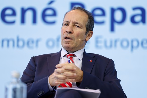 Petros Mavromichalis, EU-Botschafter in der Schweiz, spricht waehrend einer Podiumsdiskussion bei der Europatagung 2024, am Freitag, 6. Dezember 2024 in Bern. (KEYSTONE/Peter Klaunzer)