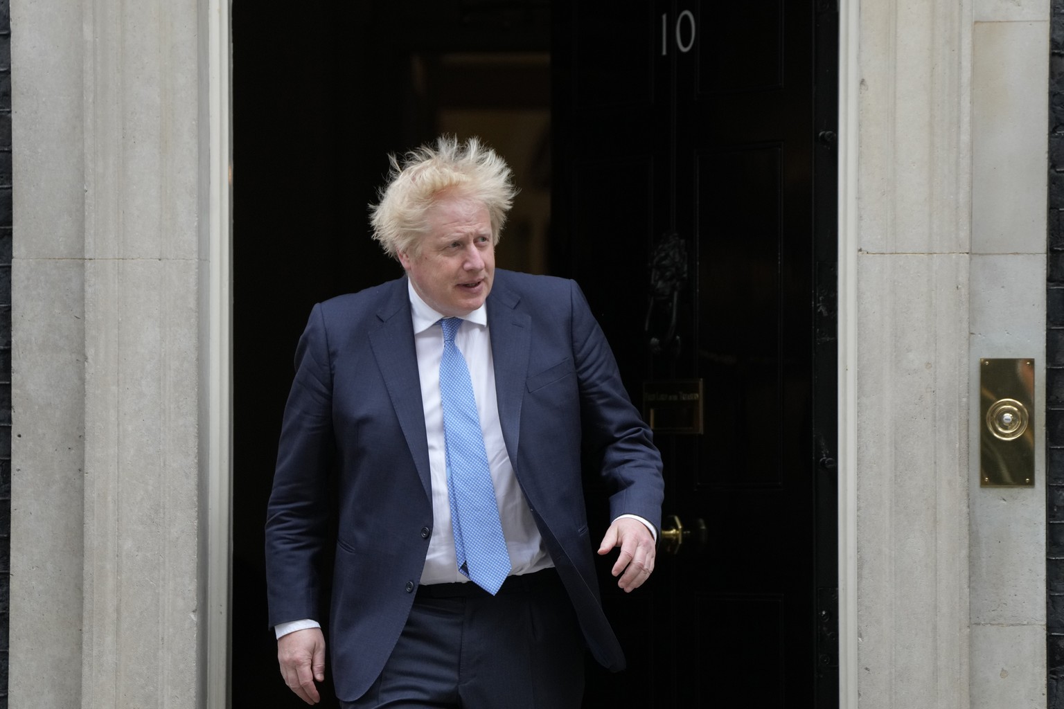 Britain&#039;s Prime Minister Boris Johnson walks out to greet the Prime Minister of Iraq