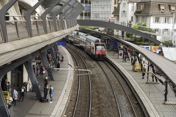 ZUR HEUTIGEN MEDIENKONFERENZ DER SBB UEBER DIE ZIELVEREINBARUNGEN 2016-2021 FUER DIE ZUERCHER S-BAHN, STELLEN WIR IHNEN AM DIENSTAG, 13. SEPTEMBER 2016, FOLGENDES ARCHIVBILD ZUR VERFUEGUNG - Der Bahnh ...