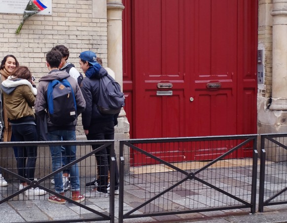Schüler vor dem Eingang des Lycée Victor Hugo in Paris: Seit den Anschlägen im November darf mancherorts wieder auf dem Schulgelände geraucht werden.&nbsp;
