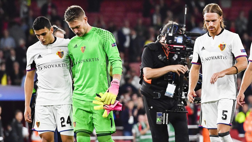 epa05560998 Basel players (L-R) Mohamed Elyounoussi, goalkeeper Tomas Vaclik, Michael Lang, and Marek Suchy show their dejection after the UEFA Champions League group A soccer match between Arsenal FC ...