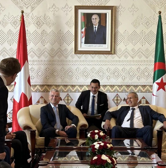 Das Bild von Präsident Tebboune ist allgegenwärtig: Beat Jans wird am Flughafen in Algier von einem hohen Beamten des Regimes empfangen. (29. Juni 2025)