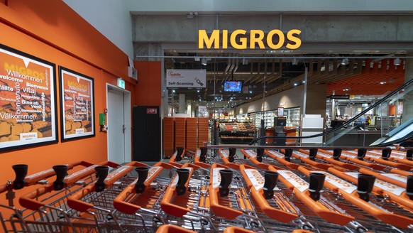 Der Eingang des Migros Supermarktes auf der Schweizer Seite im Westfluegel im Bahnhof Basel SBB, am Donnerstag, 24. Juni 2021. Nach mehrjaehrigem Umbau eroeffnet die Migros Basel im Westfluegel des Ba ...