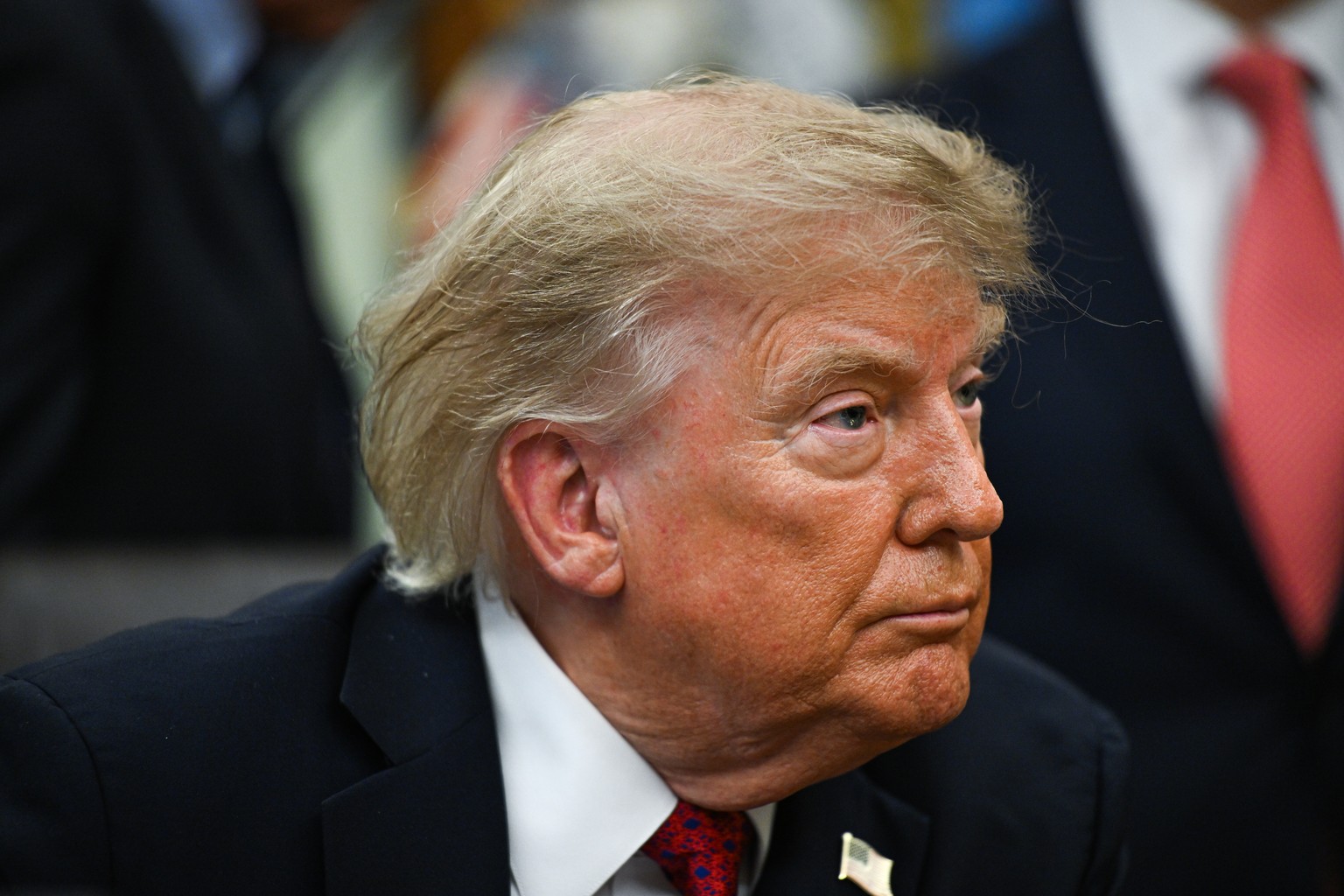 epa13203408 US President Donald J Trump (C) hosts an announcement on healthcare affordability in the Oval Office of the White House in Washington, DC, USA, 31 August 2026. EPA/ANNABELLE GORDON / POOL
