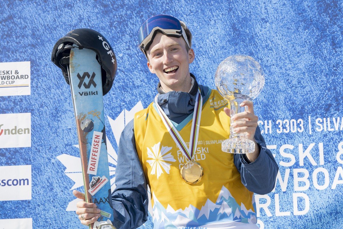 epa09850981 Andri Ragettli of Switzerland poses with the Crystal Globe after winning the FIS Freeski Slopestyle World Cup on Corvatsch mountain in Silvaplana, Switzerland, 26 March 2022. EPA/MAYK WEND ...