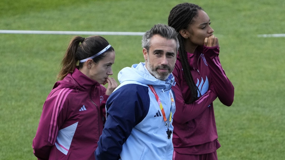 Spain's head coach Jorge Vilda, center, arrives with players for a team training session in Sydney Friday, Aug. 18, 2023, ahead of the Women's World Cup final against England on Sunday. (AP  ...