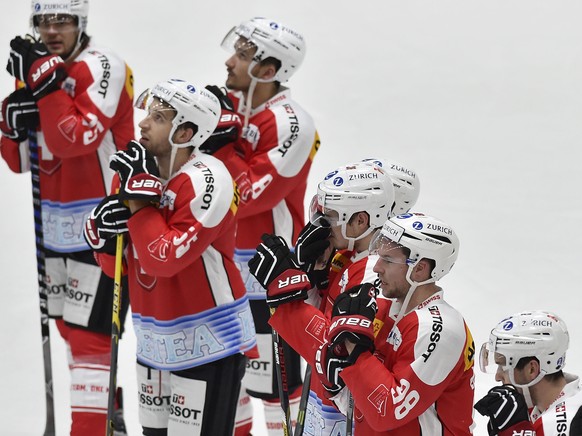 Switzerland&#039;s player are disappointed after the Ice Hockey Deutschland Cup at the Curt-Frenzel-Eisstadion in Augsburg, Germany, Saturday, November 7, 2015. (KEYSTONE/Peter Schneider)