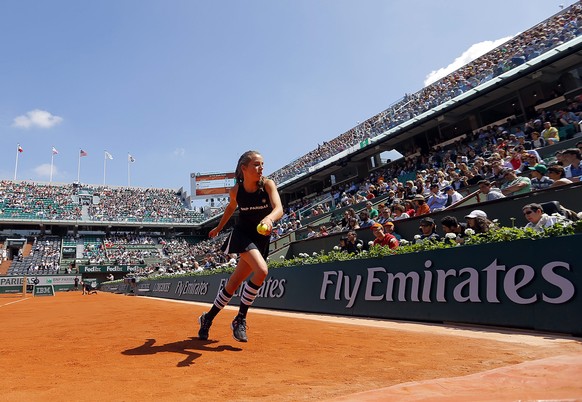 epa04764943 A ballgirl in action during the first round match between Simona Halep of Romania and Evgeniya Rodina of Russia for the French Open tennis tournament at Roland Garros in Paris, France, 24  ...