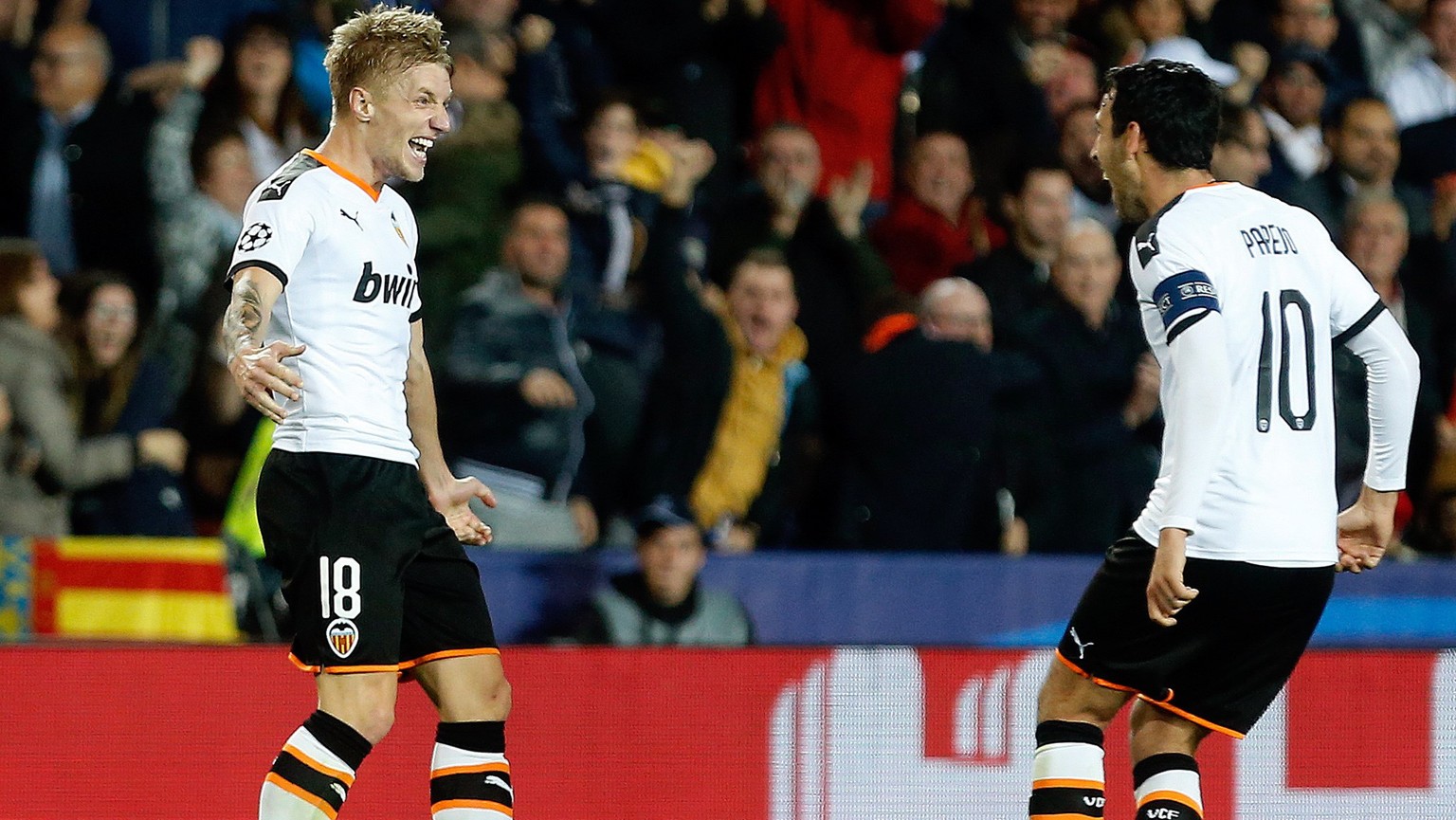 epa08029602 Valencia's players Dani Parejo (R) and teammate Daniel Wass (L) react during the UEFA Champions League group H soccer match between Valencia CF and Chelsea FC at Mestalla stadium in Valenc ...