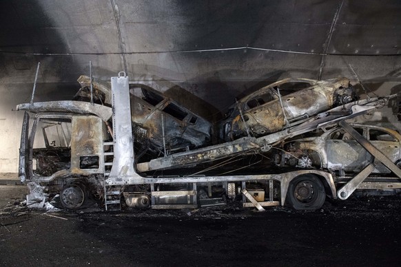 Ein ausgebrannter Autotransporter steht im Autobahntunnel Piottino, am Dienstag, 7. August 2018, bei Quinto. Im Piottino-Tunnel ist am Dienstagmorgen ein Lastwagen in Brand geraten. Der Autotransporte ...