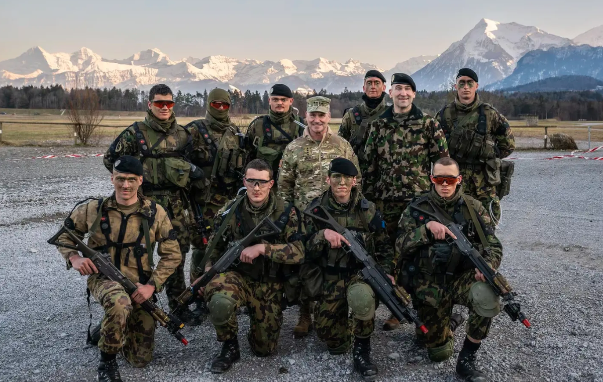 Le commandant en chef de l'Otan en Europe Christopher G. Cavoli (uniforme léger, au milieu) avec le chef de l'armée Thomas Süssli (2e à partir de la droite) lors d'une visite aux troupe ...