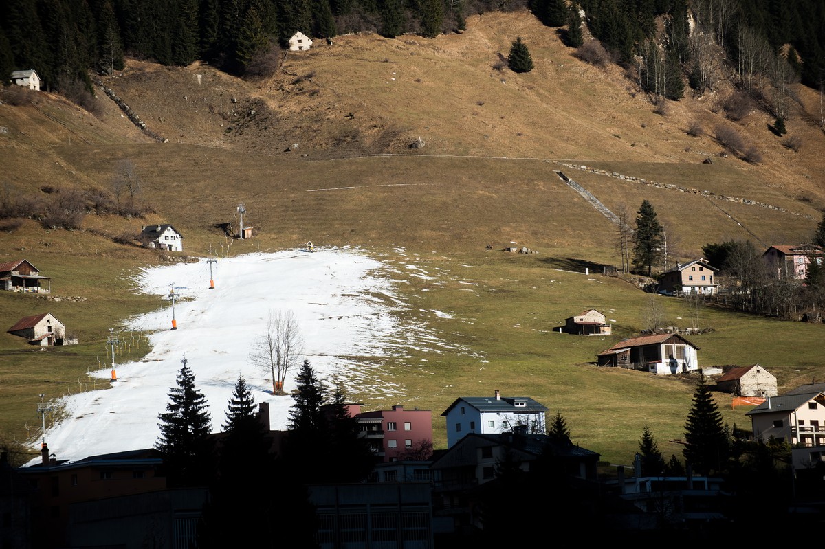 Braune und gruene Weisen und nur wenig Schnee beim Skilift im Skigebiet von Airolo aufgenommen am Sonntag 4. Januar 2015, in Lueina bei Airolo im Tessin. Viele Skigebiete in der Schweiz leiden unter d ...