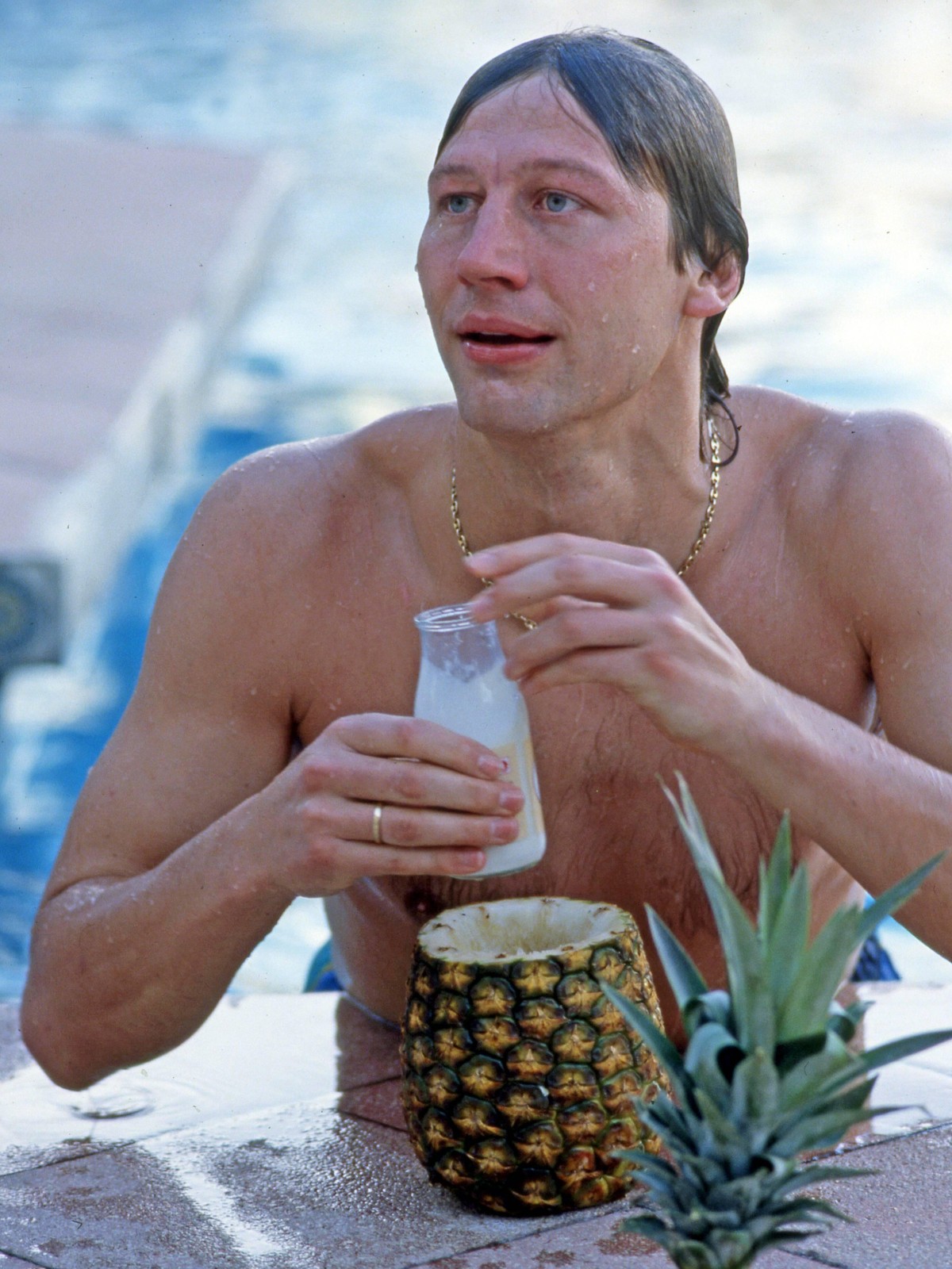 VfB Stuttgart 10.06.1988, 1. Fussball-Bundesliga, VfB Stuttgart, Trainingslager Costa Rica 1988: Guido Buchwald erfrischt sich im Pool.

VfB Stuttgart 10 06 1988 1 Football Bundesliga VfB Stuttgart  ...