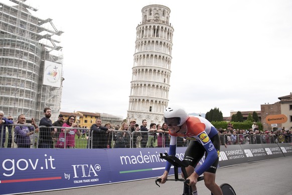 Dutch rider Daan Hoole pedals past the Pisa&#039;s leaning Tower during the 10th stage of the Giro d&#039;Italia cycling race, an individual time trial from Lucca to Pisa, Italy, Tuesday, May 20, 2025 ...