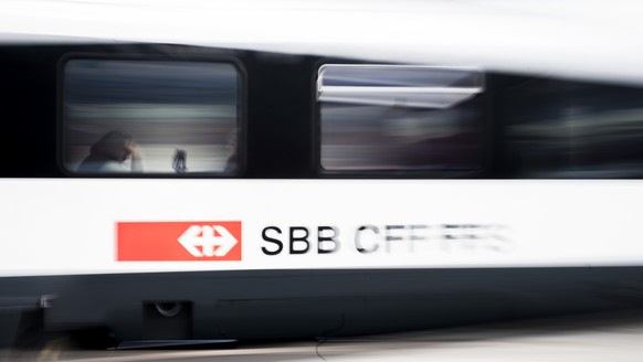 ARCHIVBILD - ZUR KUENFTIGEN ZUSAMMENARBEIT DER SBB UND SOB STELLEN WIR IHNEN FOLGENDES BILDMATERIAL ZUR VERFUEGEUNG - Pendler im Zug anlaesslich einer Medienkonferenz zum Thema &quot;SBB Strategie 202 ...