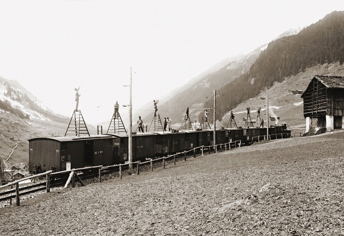 Montage der Fahrleitungen auf einer Strecke der Rhätischen Bahn bei Sumvitg in der Surselva, 1922.
https://www.rhb.ch/de/blog/unter-strom