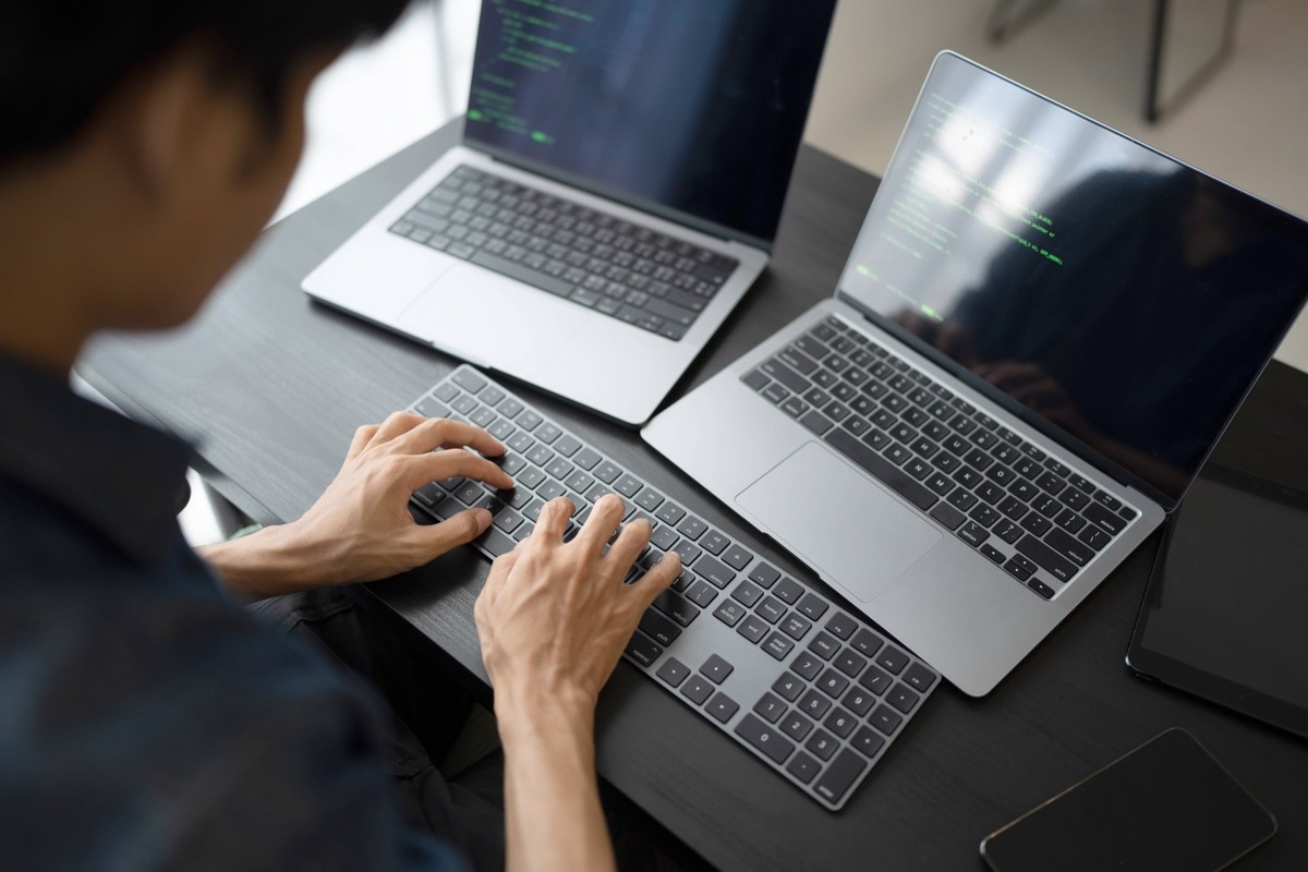 Software-Entwickler, Programmierer, vor Laptops (Symbolbild)