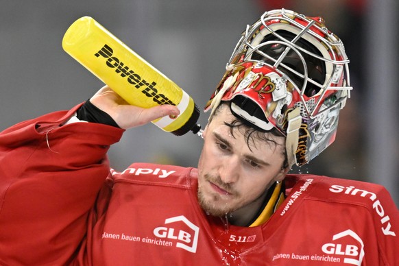 Tigers Goalie Robin Meyer, kuehlt den Nacken beim Eishockey-Qualifikationsspiel der National League, zwischen den SCL Tigers und dem EHC Kloten, am Samstag, 22. November 2025, in der Emmental Versiche ...