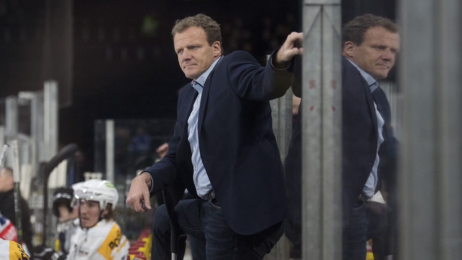 Cheftrainer Kevin Schlaepfer beim Eishockeyspiel der Nationalleague A ZSC Lions gegen den EHC Biel im Hallenstadion in Zuerich, aufgenommen am Samstag, 12. November 2016. (KEYSTONE/Ennio Leanza)