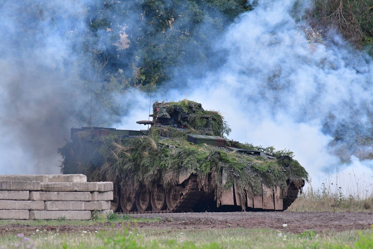 Sch�tzenpanzer Marder der Bundeswehr Sch�tzenpanzer Marder w�hrend einer Vorf�hrung der Bundeswehr. Er wird in der Panzergrenadiertruppe eingesetzt. Die Panzergrenadiere, welche im hinteren Kampfraum  ...