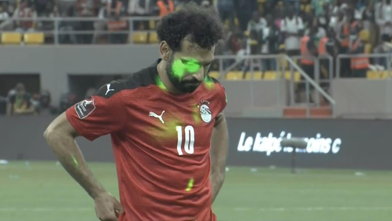 Mo Salah wird vor seinem Fehlschuss im Penaltyschiessen von dutzenden Laserpointern geblendet.