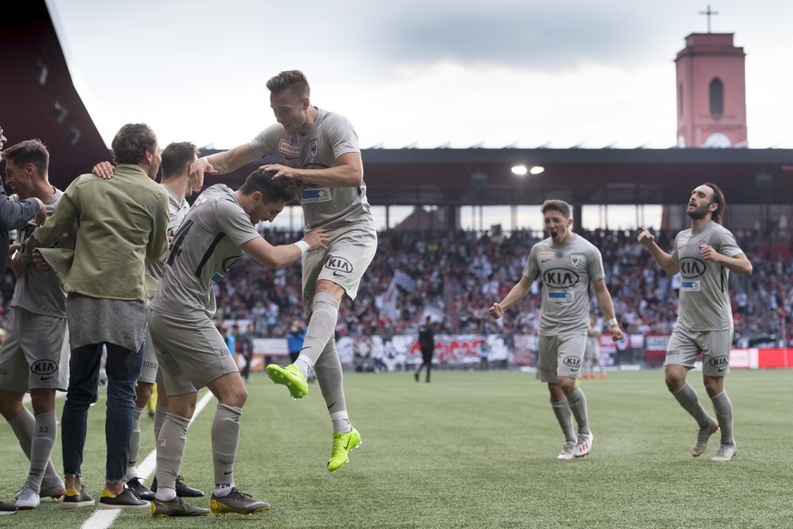 Le milieu argovien Petar Misic, gauche, celebre le 3 a 0 avec ses coequipiers lors de la rencontre de football Super League - Challenge League de barrage match aller entre Neuchatel Xamax FCS et FC Aa ...