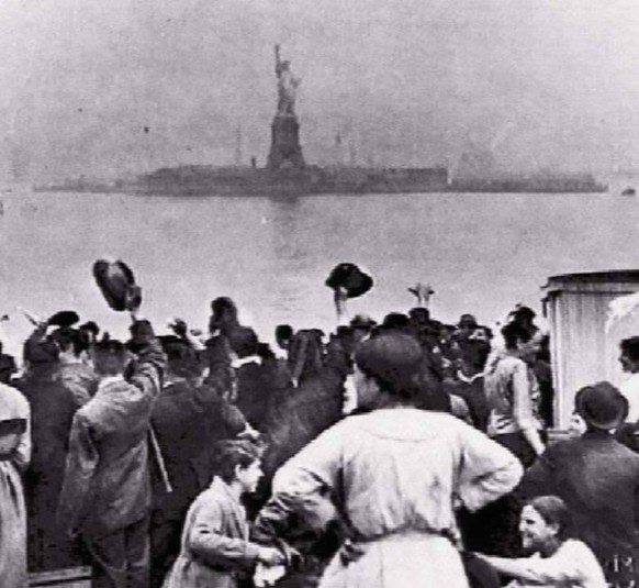 Einwanderer jubeln beim Anblick der Freiheitsstatue bei der Ankunft in New York.