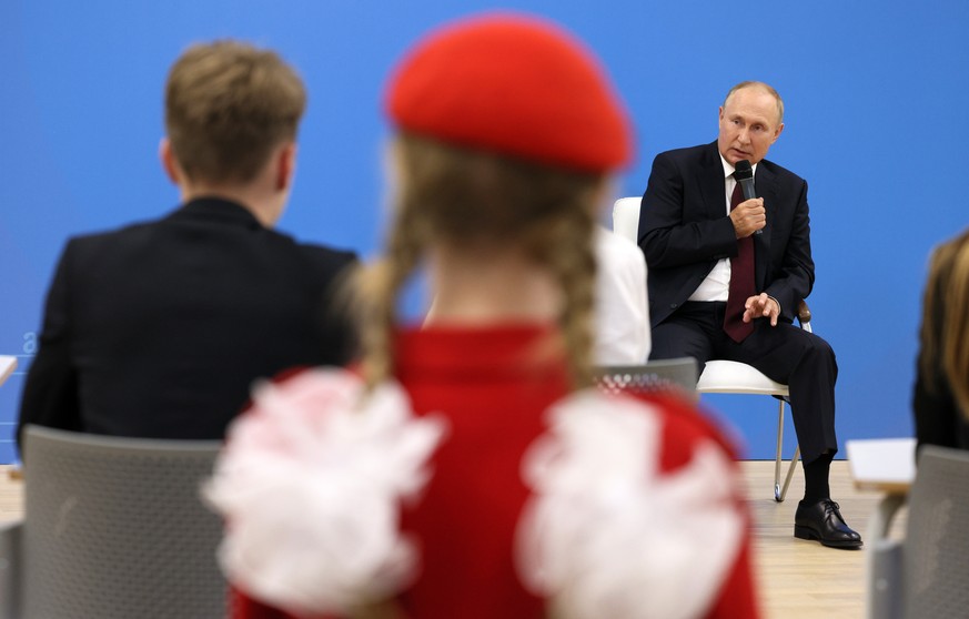 Russian despot Vladimir Putin during a previous visit to Kaliningrad: The exclave is attributed to the Czech Republic in funny messages on the internet.