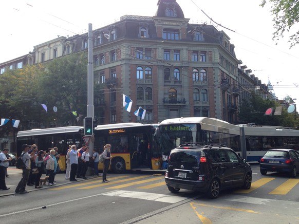 Ein Postauto und ein Linienbus kollidieren in der Luzerner Innenstadt.